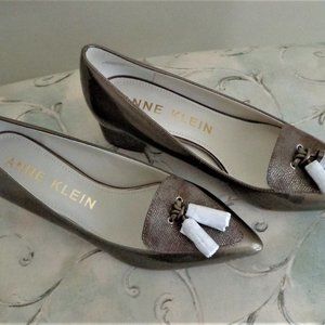 Anne Klein   7M   Olive Gold